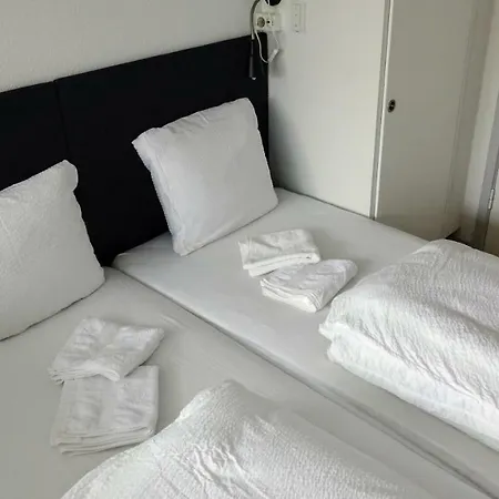 2 Rooms, Private Kitchen, Bathroom, And Garden. Pensionat