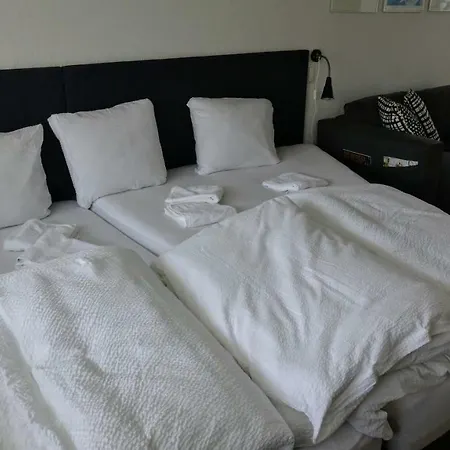 2 Rooms, Private Kitchen, Bathroom, And Garden. 게스트하우스 3*