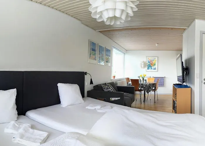 게스트하우스 2 Rooms, Private Kitchen, Bathroom, And Garden.