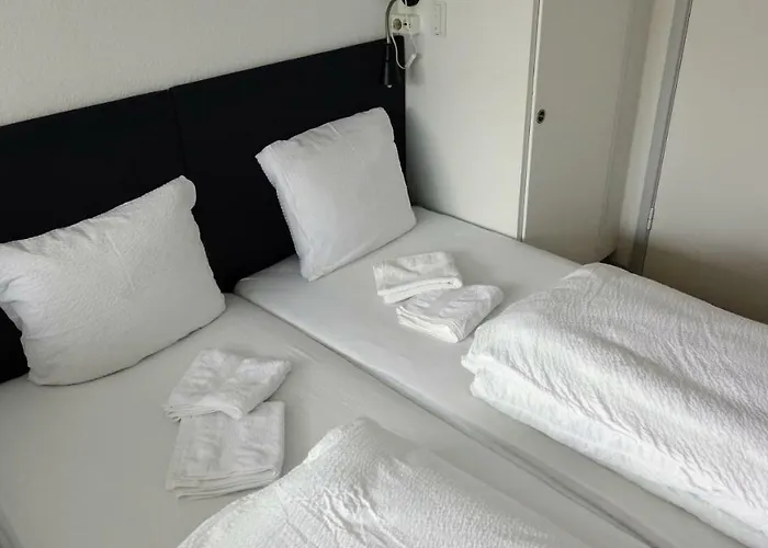 2 Rooms, Private Kitchen, Bathroom, And Garden. 게스트하우스