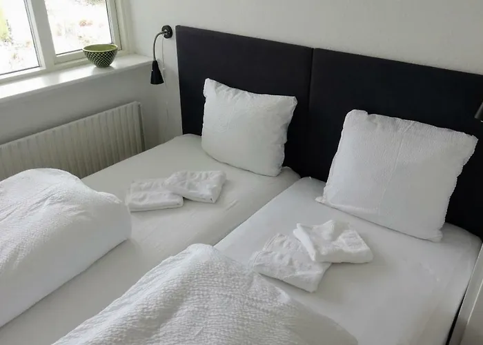 게스트하우스 2 Rooms, Private Kitchen, Bathroom, And Garden.