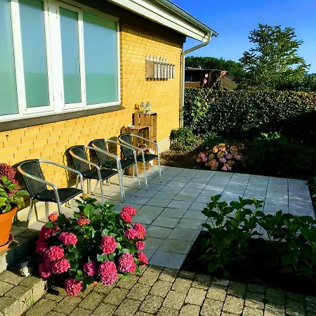 2 Rooms, Private Kitchen, Bathroom, And Garden. Århus