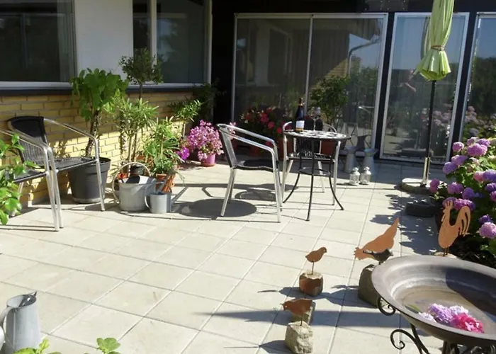 2 Rooms, Private Kitchen, Bathroom, And Garden. Århus